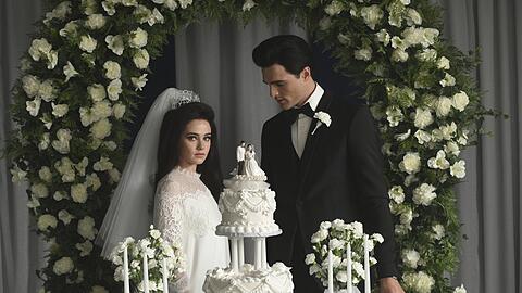 Cailee Spaeny als 22-jährige Priscilla und Jacob Elordi als Elvis Presley bei der Hochzeit nach acht Jahren Beziehung und Leben in Graceland.