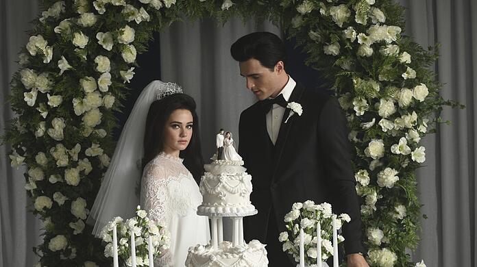Cailee Spaeny als 22-jährige Priscilla und Jacob Elordi als Elvis Presley bei der Hochzeit nach acht Jahren Beziehung und Leben in Graceland.