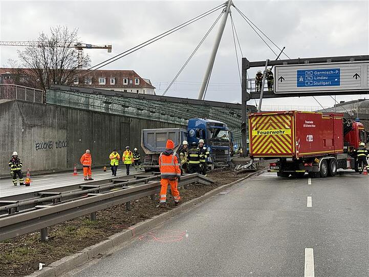 Ein Lastwagen hat am frühen Montagnachmittag kurz vor dem Petueltunnel die Mittelleitplanke durchbrochen.