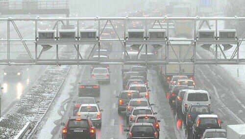Schnee und hohes Verkehrsaufkommen zügeln die Heimkehrer Schnee und hohes Verkehrsaufkommen zügeln die Heimkehrer