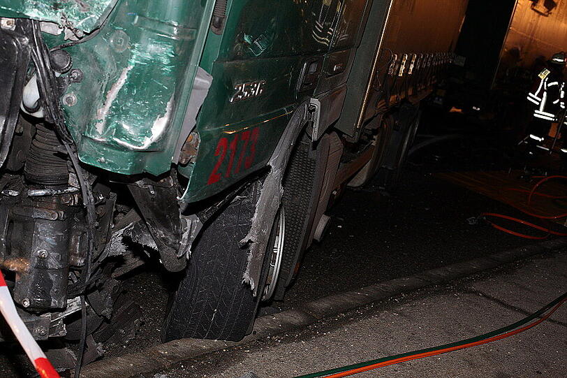 Bei Traunreut hat sich am Freitag ein schwerer Verkehrsunfall ereignet. Die Bilder.