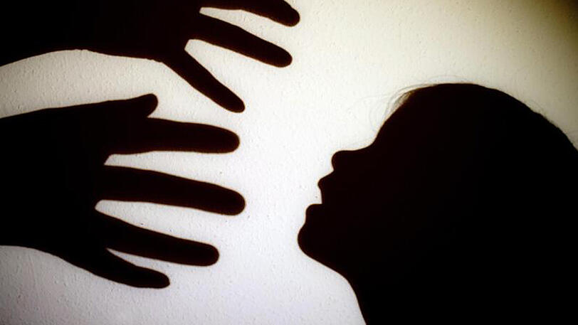 Laut einer repräsentativen Umfrage für die Universitätsklinik Ulm gibt es bei sexueller Gewalt gegen Kinder und Jugendliche keine Entwarnung.