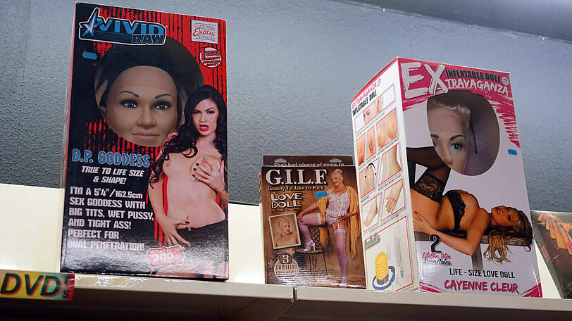 Seit fast drei Jahrzehnten betreibt Charlotte Binder den Sex-Shop im Tal. Wir haben sie besucht - klicken Sie sich durch!