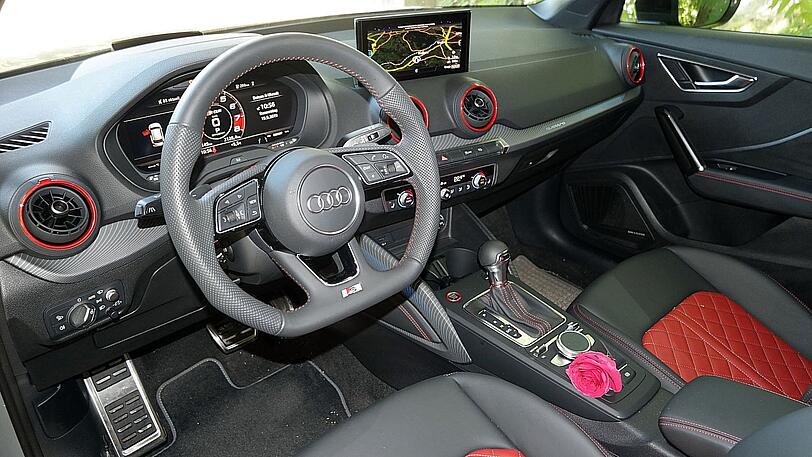 Fein angerichtet mit zweifarbigem Leder und digitalen Instrumenten: das SQ2-Cockpit.