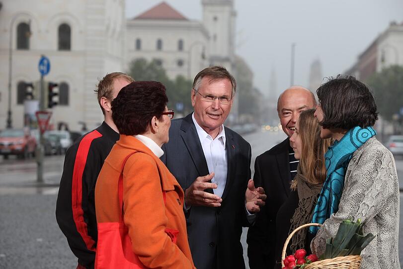 Der Bundestagsabgeordnete Johannes Singhammer im Gespräch mit Münchnern.