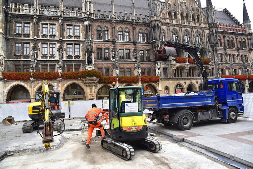Wo sonst Touristen das Glockenspiel beobachten, steht in diesen Tagen schweres Gerät - die alten Pflastersteine werden ausgetauscht.