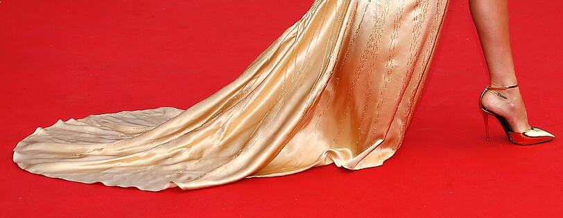 Irina Shayk trägt in Cannes Versace - einfach goldig!