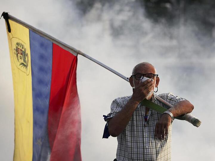 Demonstrant mit venezolanischer Flagge auf der Straßen von Caracas. Die USA und Russland suchen das Gespräch bezüglich Venezuela.