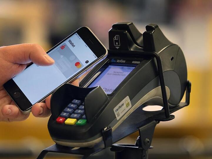 Zahlen Verbrauch in der Krise lieber mit Bargeld oder mit Karte?.