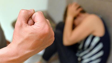 Häusliche Gewalt nimmt in Corona-Quarantäne und finanzieller Not zu.