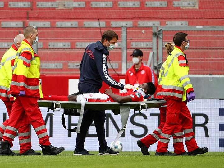Der Mainzer Taiwo Awoniyi wird verletzt vom Platz getragen. Foto: Kai Pfaffenbach/reuters/Pool/dpa/Archivbild