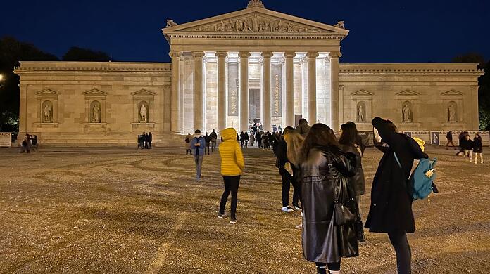 Da kann es schon mal zu Schlangen kommen: Bei der Museumsnacht 2022 erwartet die Münchner Kultur GmbH rund 25.000 Menschen.