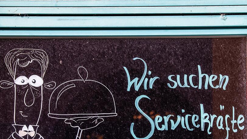 Besonders in der Dienstleistungsbranche wie der Gastronomie ist Personal knapp (Archivbild)