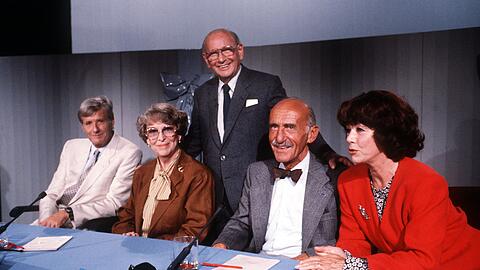 Quizmaster Robert Lembke (stehend) 1988 mit seinem Rateteam (von links nach rechts): Guido Baumann, Annette von Arentin, Hans Sachs und Marianne Koch.