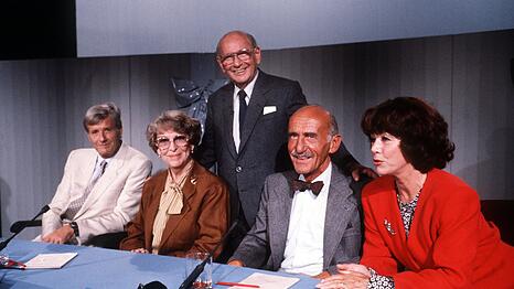 Quizmaster Robert Lembke (stehend) 1988 mit seinem Rateteam (von links nach rechts): Guido Baumann, Annette von Arentin, Hans Sachs und Marianne Koch.