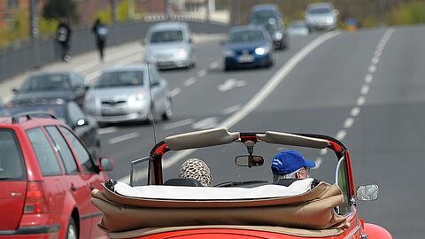 Als das K&auml;fer Cabrio gebaut wurde, hatte es Kultstatus, heute wird immer seltener zur offenen Bauweise gegriffen. (Archivbild)