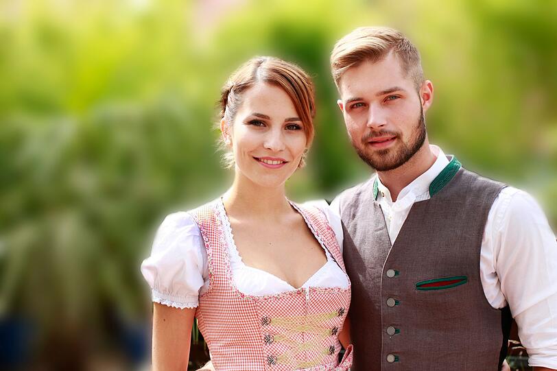 Wussten Sie, dass man Trachten auch leihen kann? In München gibt es mehrere Geschäfte, die Dirndl und Lederhosen gegen eine Gebühr verleihen. Wer also gut aussehen und trotzdem den Großteil des Ersparten in Bier investieren möchte, der sollte diese Option in Betracht ziehen. Wussten Sie, dass man Trachten auch leihen kann? In München gibt es mehrere Geschäfte, die Dirndl und Lederhosen gegen eine Gebühr verleihen. Wer also gut aussehen und trotzdem den Großteil des Ersparten in Bier investieren möchte, der sollte diese Option in Betracht ziehen.