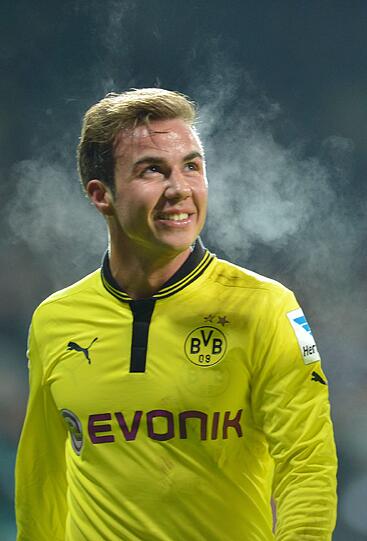 Bayern gibt die Verpflichtung von Dortmunds Superstar Mario Götze bekannt. Die Dortmunder schäumen &ndash; 23. April.