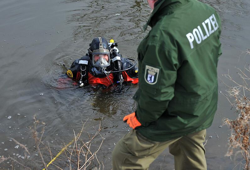 Taucher der Bereitschaftspolizei haben den Leichnam des Vermissten gefunden.(Symbolbild)