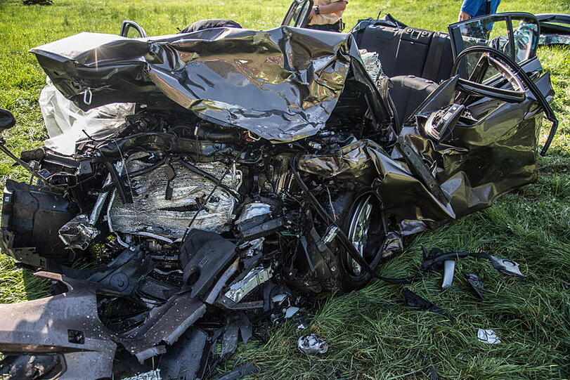 Bei Rabenden ist der Fahrer eines Mercedes beim Überholen frontal in einen BMW gekracht. Die Bilder