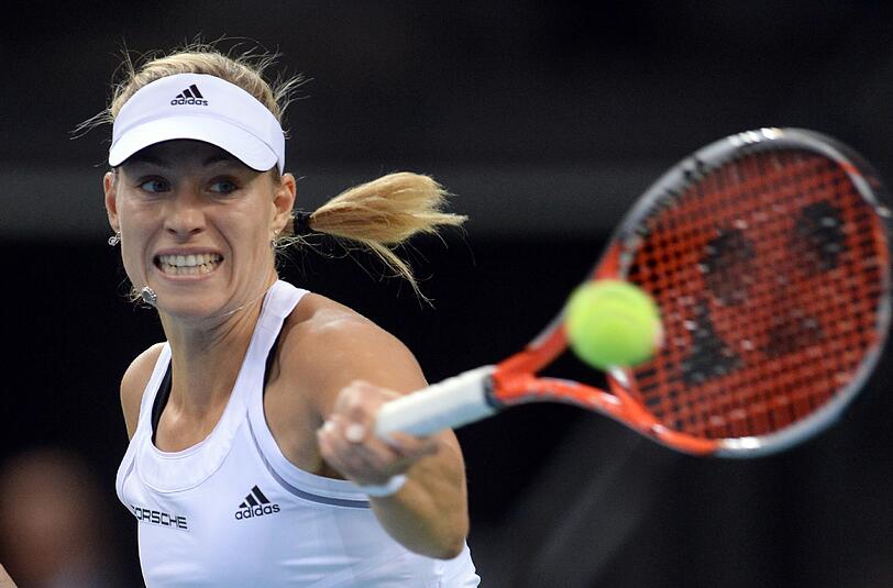 Angelique Kerber aus Deutschland schlägt im Spiel gegen Stosur einen Ball.