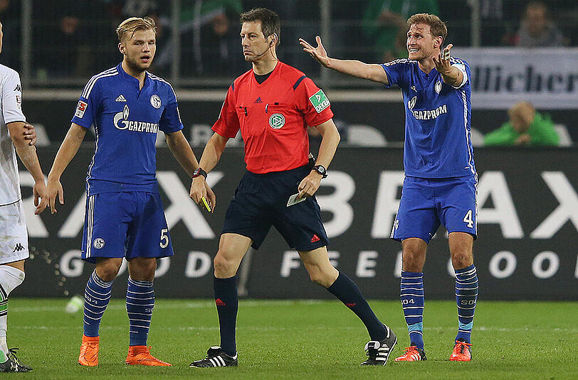 Beim Mönchengladbacher 3:1-Sieg gegen den FC Schalke 04 tritt Schalkes Johannes Geis Borussen-Stürmer André Hahn im Sprung hässlich unters Knie. Der 22-Jährige fliegt sofort vom Platz.