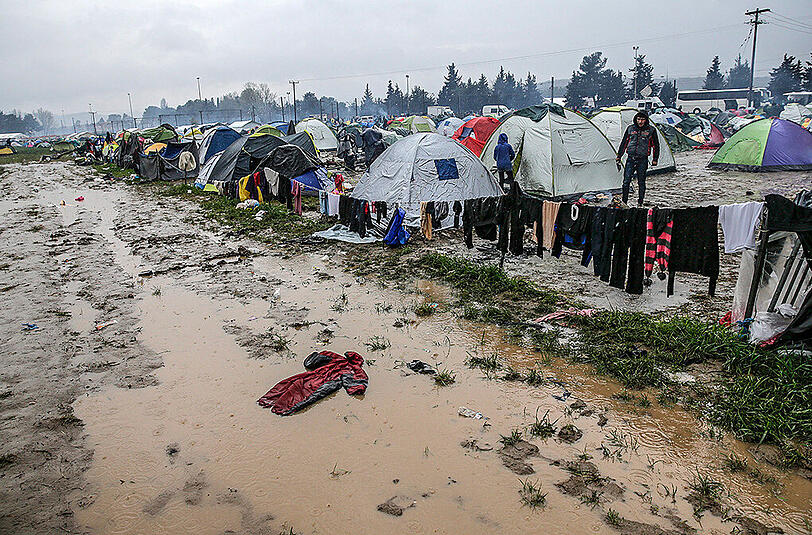 An der griechisch-mazedonischen Grenze herrscht Not und Elend. Schlamm und Dreck setzen den Tausenden Flüchtlingen, die festsitzen, zu.