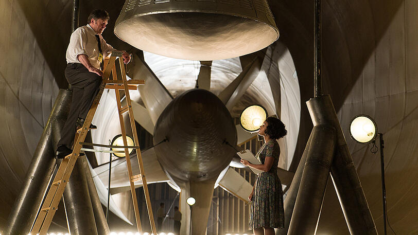 Karl Zielinski (Olek Krupa) weiß, dass Mary Jackson (Janelle Monáe) das Zeug zur Ingenieurin hätte.