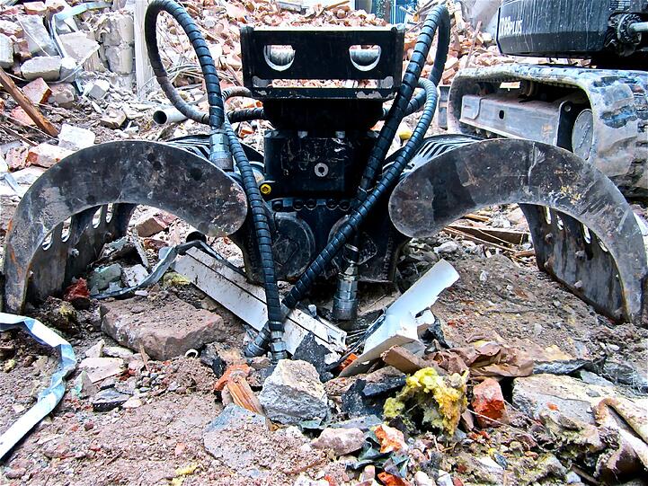 Außerirdische? Ein Roboter? Nein - eine gewöhnliche Bagger-Schaufel auf einer Baustelle in der Innenstadt...