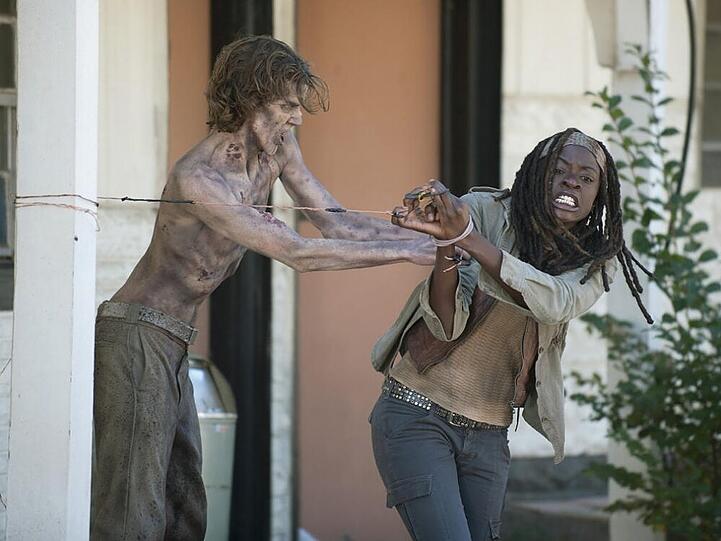 Die gefesselte Michonne (Danai Gurira) muss sich einen Untoten vom Leib halten
