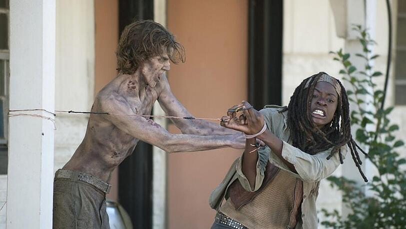 Die gefesselte Michonne (Danai Gurira) muss sich einen Untoten vom Leib halten Die gefesselte Michonne (Danai Gurira) muss sich einen Untoten vom Leib halten