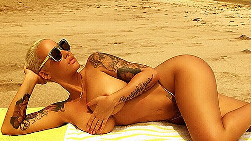 Fast nackt posiert Amber Rose auf Maui Fast nackt posiert Amber Rose auf Maui