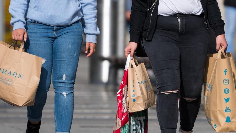 Zwei Frauen mit Einkaufstaschen der Modekette Primark flanieren in Dresden. Zwei Frauen mit Einkaufstaschen der Modekette Primark flanieren in Dresden.