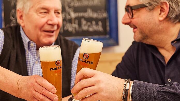 Anstoßen auf neue Zeiten: Rudi Färber (l.) und Hans-Jörg Bachmeier.