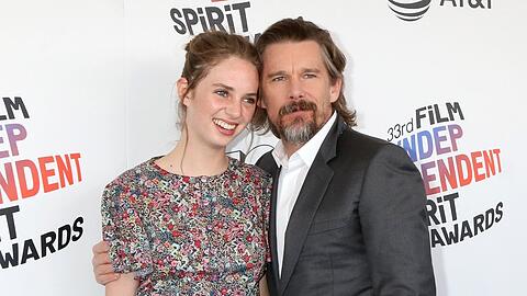 "Stranger Things"-Star Maya Hawke - hier mit Vater Ethan abgelichtet - entstammt einer Schauspieler-Familie.