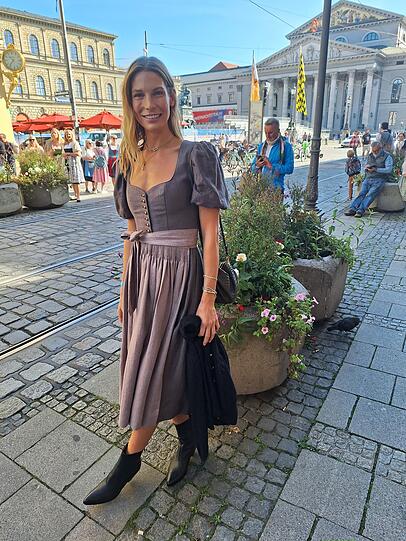 Sarah Brandner war die gute Laune während des Events bei Tiffany anzumerken.