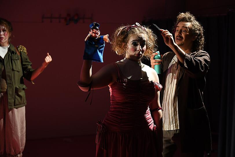 Julie Nemer als Rosina beim Puppenspiel