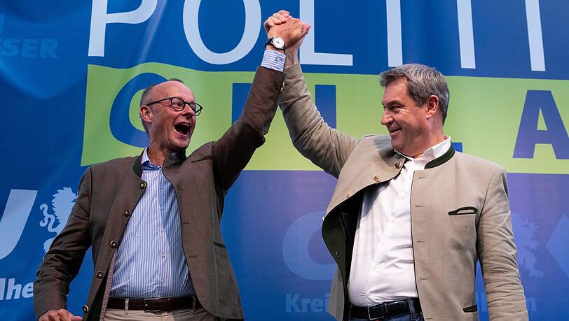 Kanzler Friedrich Merz (CDU, links) und CSU-Chef Markus Söder haben seit dem Regierungswechsel bei der Bundestagswahl im Frühjahr nur wenig Grund zu ausgelassenem Jubel - die Stimmung in Deutschland ist weiterhin eher pessimistisch und die Union kann in Umfragen nicht von ihrer eigenen Regierungsarbeit profitieren. (Archivbild)