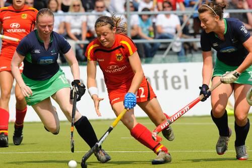 Zweifache Torschützin beim 4:2-Sieg gegen die Irländerinnen: Janine Beermann (Mitte) war nicht zu stoppen.