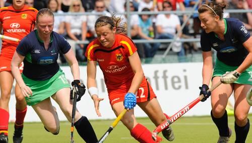 Zweifache Torschützin beim 4:2-Sieg gegen die Irländerinnen: Janine Beermann (Mitte) war nicht zu stoppen. Zweifache Torschützin beim 4:2-Sieg gegen die Irländerinnen: Janine Beermann (Mitte) war nicht zu stoppen.