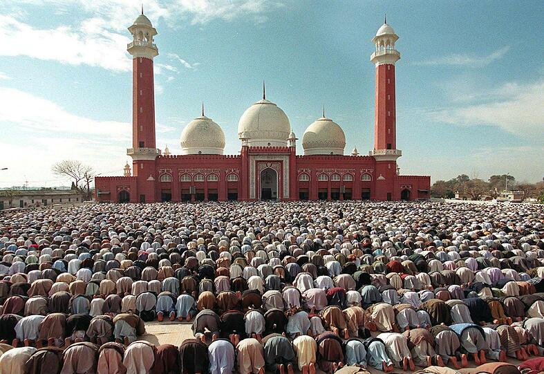 Wiederum 20 Millionen Menschen weniger leben in Pakistan. Im Bild beten Moslems während des Freitagsgebets in Taxila, 35 Kilometer westlich von Islamabad.