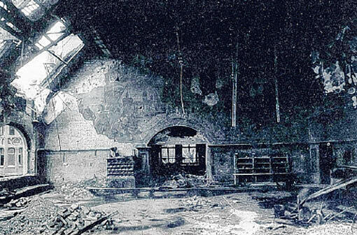 Der große Festsaal vwird öllig ausgebombt. In den 50er Jahren wird er renoviert &mdash; und brennt gleich danach wieder ab.