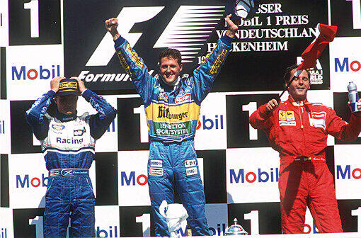 1995 schafft er es gleich wieder und ist damals mit 26 Jahren der jüngste Doppelweltmeister der Formel-1-Geschichte.