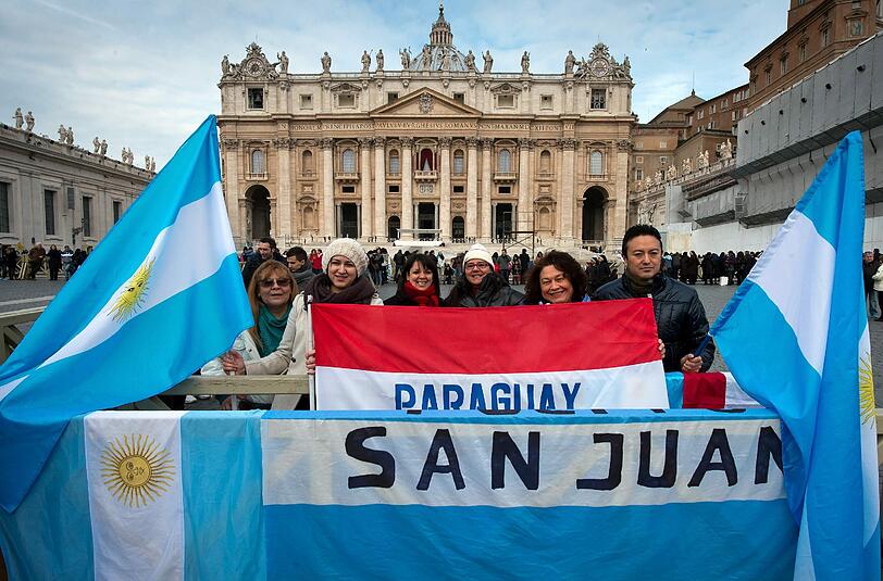 Papst Franziskus hält sein erstes Angelus-Gebet. Auf dem Petersplatz jubelt ihm die Menge zu. Die Bilder aus Rom.