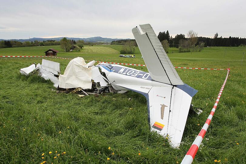 Im Allgäu bei Sulzberg zwei Kleinflugzeuge kollidiert. Zwei Männer sterben.