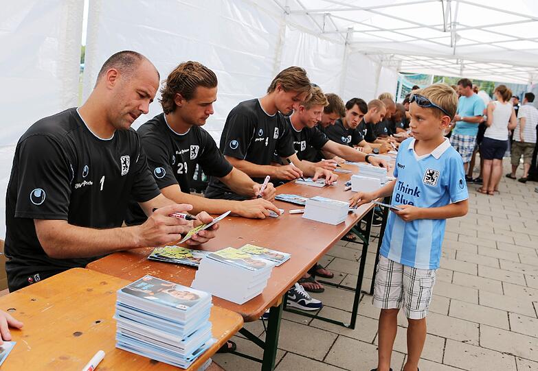 Bilder vom Löwen-Fanfest 2013.