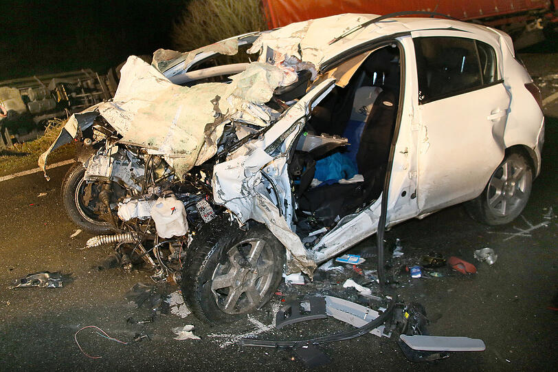 Horror-Crash auf der B-15: Die Bilder vom Unfallort.