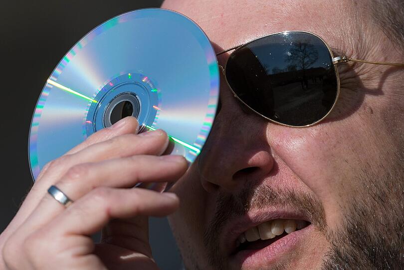Heutzutage werden CD's eben nur noch ganz selten für ihre eigentliche Aufgabe gebraucht: Musik hören. Dann doch lieber durch die CD in den Himmel schauen.
