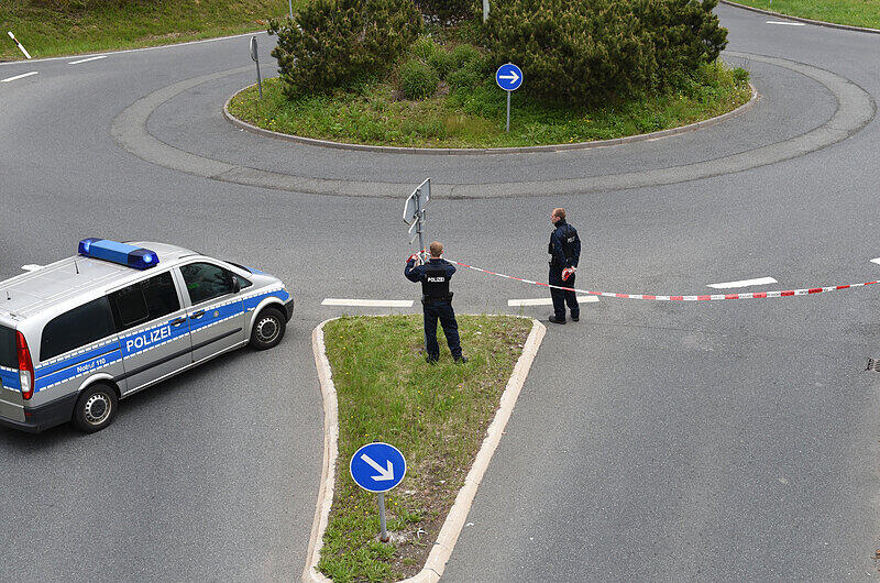 Polizeibeamte sichern am 30.04.2015 an einem Kreisel in Oberursel die Zufahrt zum Sandplacken. Ein Spezialeinsatzkommando der Polizei hatte hier in den frühen Morgenstunden einen Mann und eine Frau festgenommen. Medienberichte, nach denen die Festgenommenen einen salafistischen Hintergrund und Kontakt zur Terrororganisation Al Kaida haben sollen, bestätigte das LKA nicht.