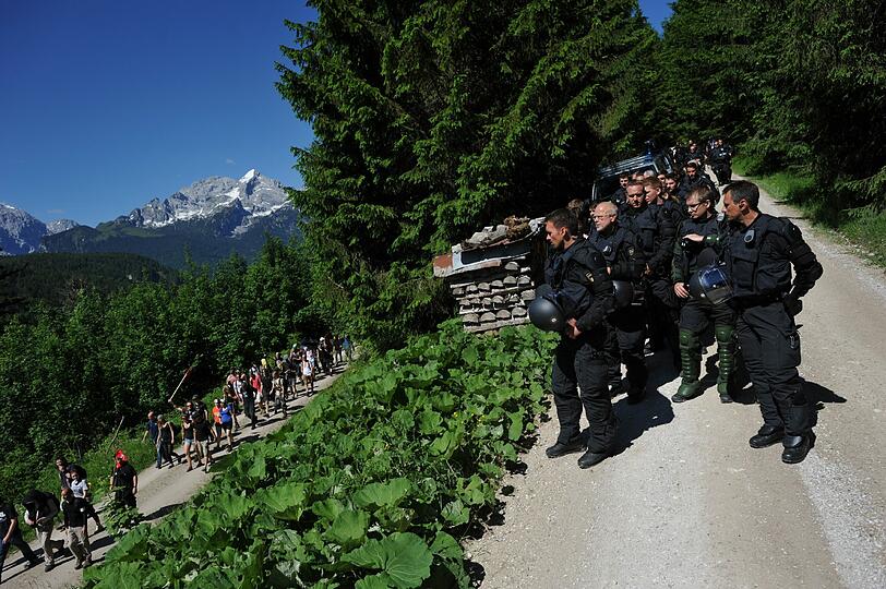 Friedlich, aber unübersichtlich: Durch Garmisch ziehen einige hundert Menschen, andere sind mit Fahrrädern gestartet, mehrere Demonstrationen gehen - wenngleich auf behördlich verkürzten Routen - sportlich ambitioniert und auf Bergwegen Richtung Schloss. Die besten Bilder vom G7-Protest zum Durchklicken.